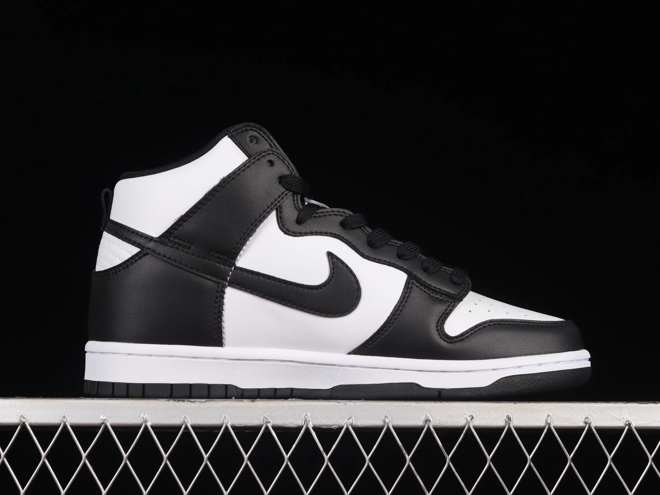 All Categories Nk SB Dunk Series Nk Dunk SB High High-top sneakers Nk SB Dunk High Black and white Panda SB smashed backboard high-top sneakers DD1399-105